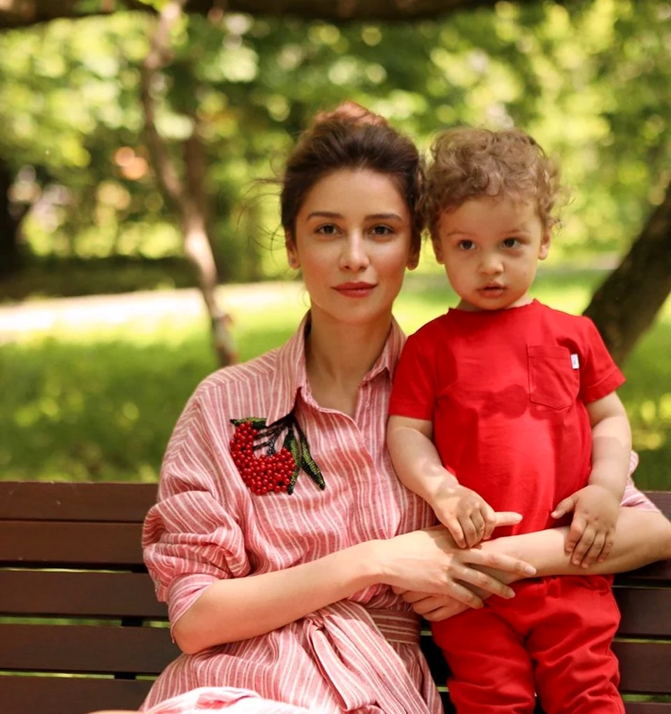 Равшана Куркова с сыном