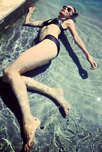 Сильвия Хукс feet