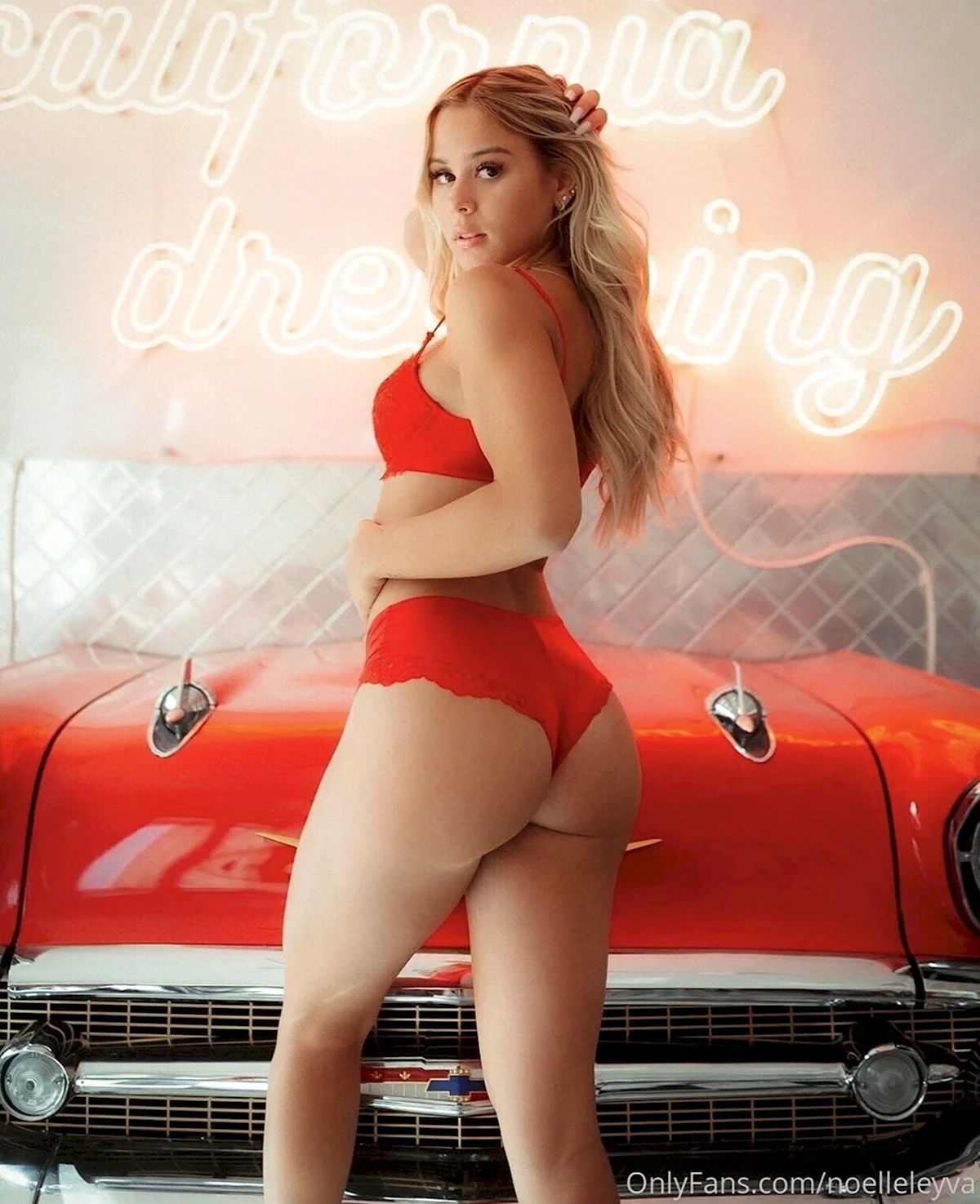 Слив Noelle Leyva