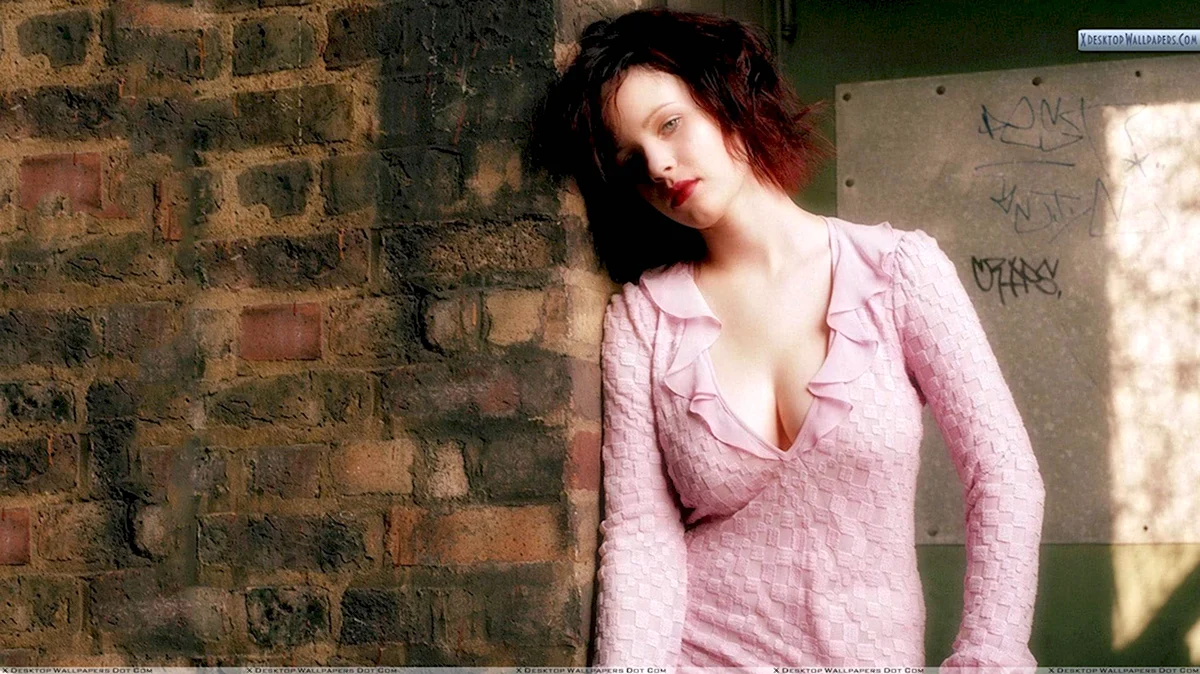 Thora Birch декольте