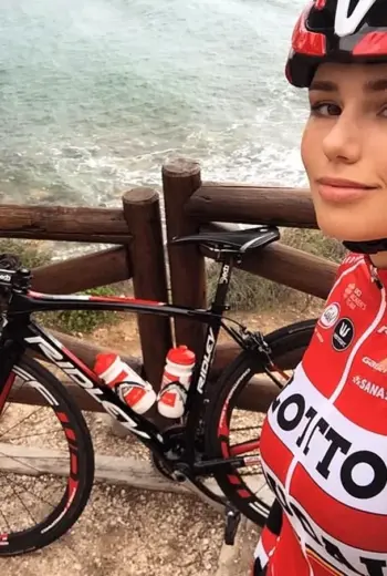 Велосипедистка Puck Moonen