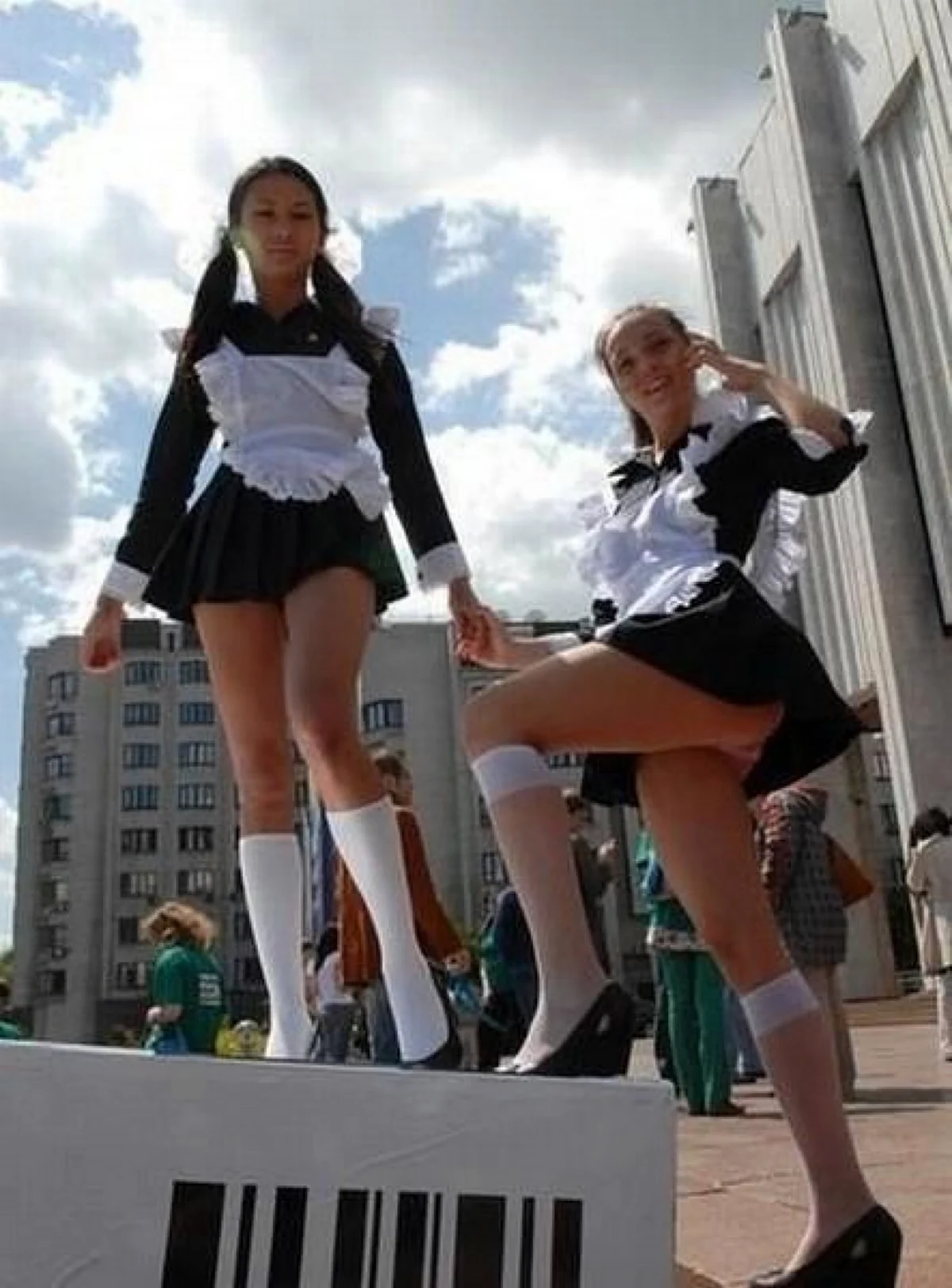 Выпускницы в коротких юбках