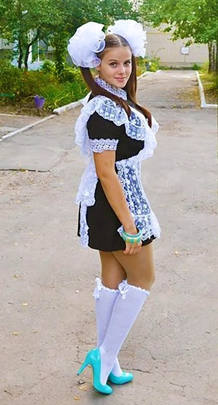 Выпускницы в школьной форме