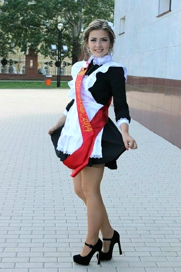 Выпускницы в школьной форме
