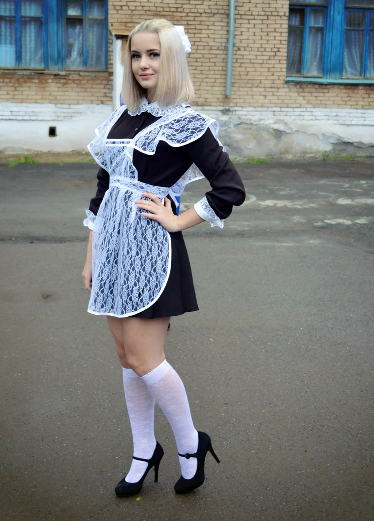 Выпускницы в школьной форме