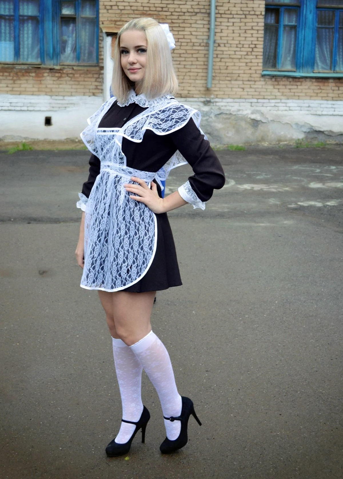 Выпускницы в школьной форме