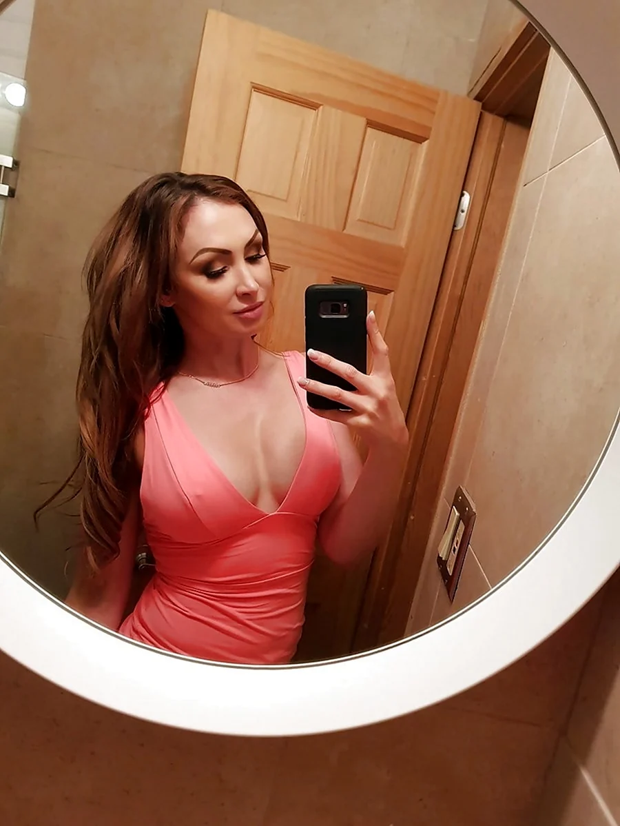 Yasmin Scott selfie
