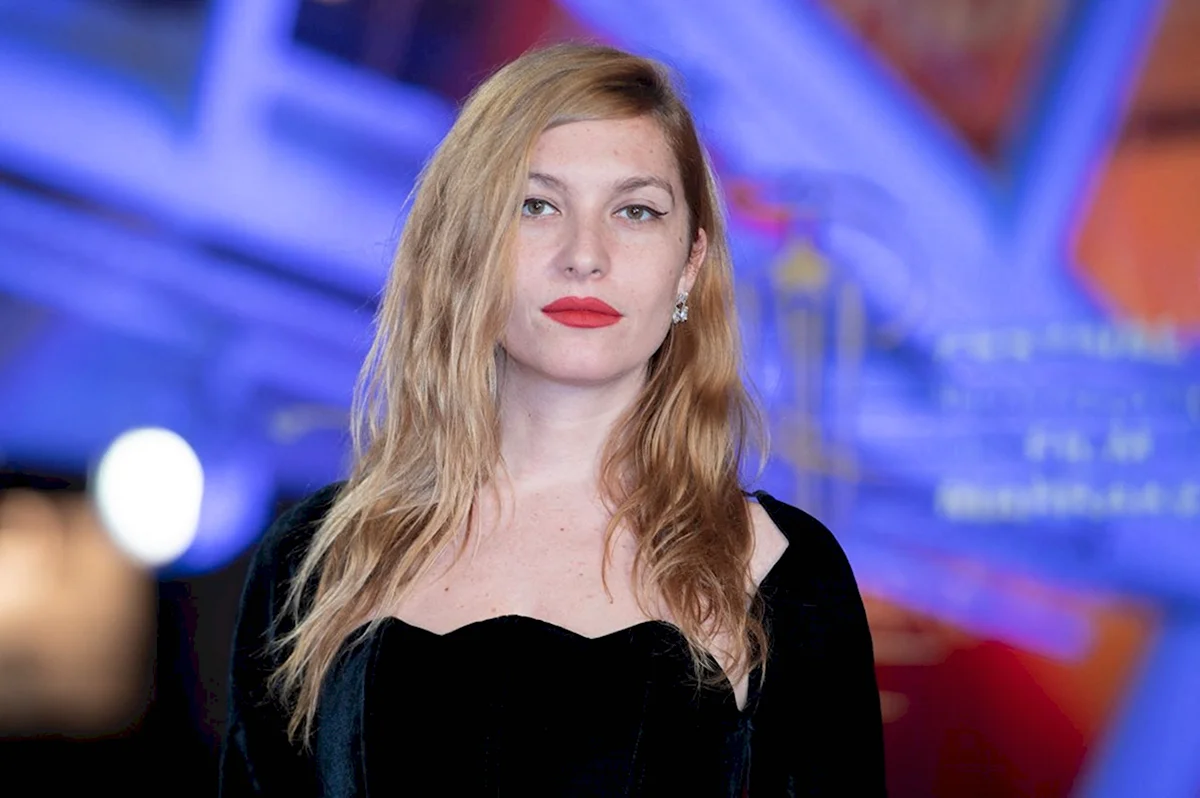 Жозефин де ла буме агент Джонни Инглиш