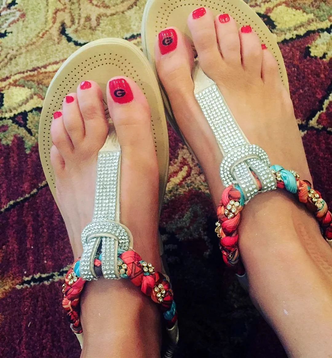Зои Дойч feet