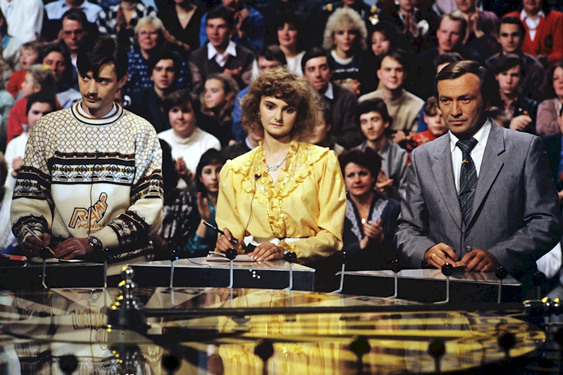 1990 - Первый выпуск телеигры Влада Листьева «поле чудес».