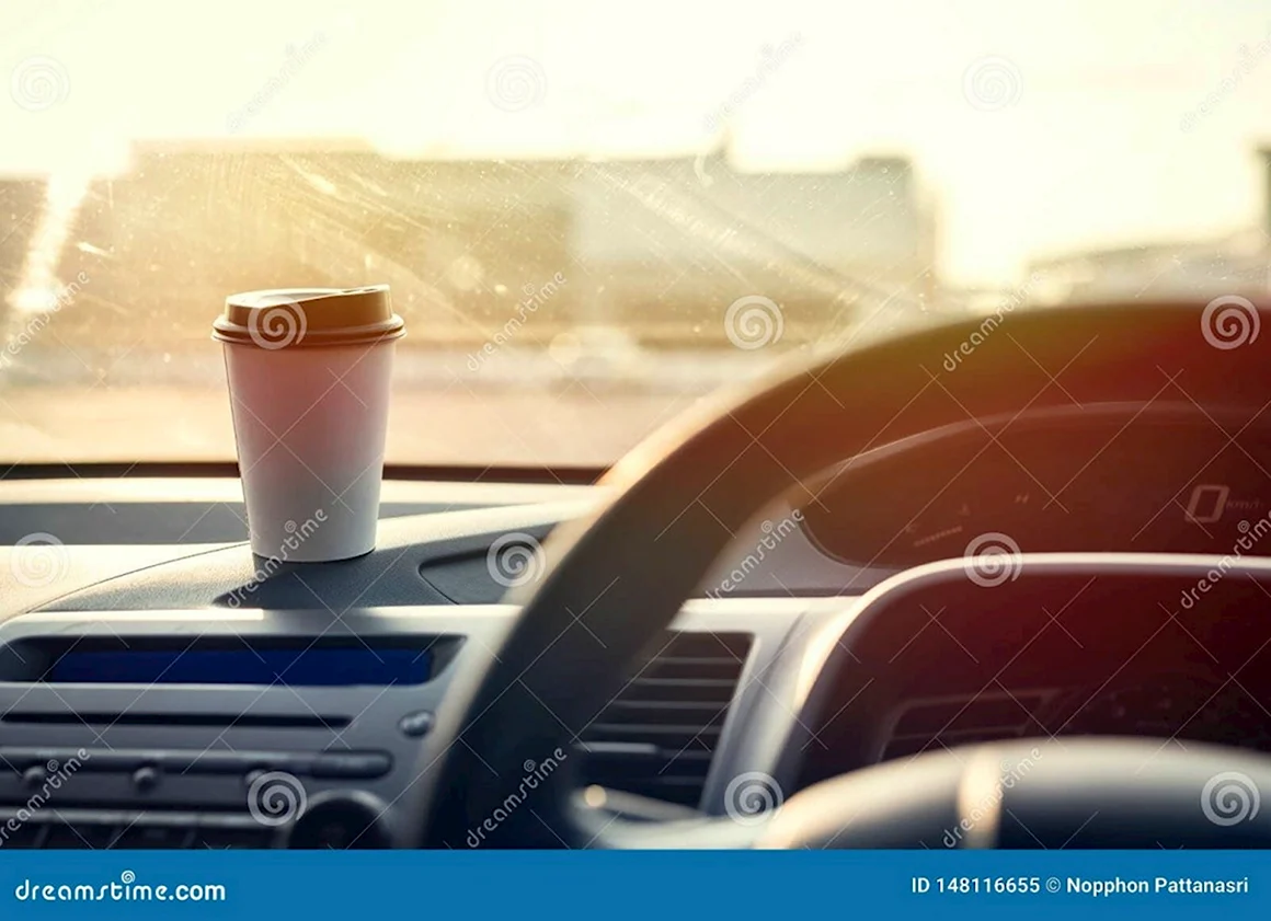 Автомобиль и стаканчик кофе