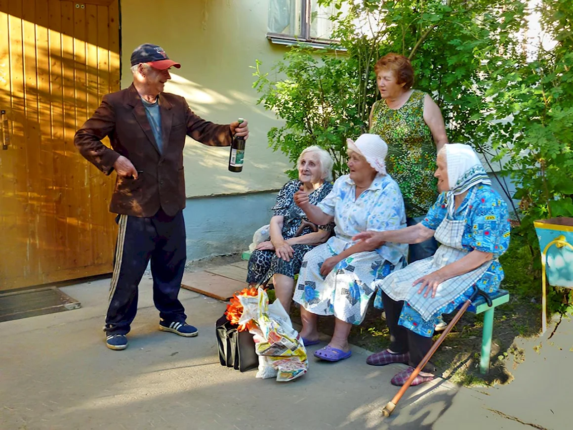 Бабушки на лавочке у подъезда