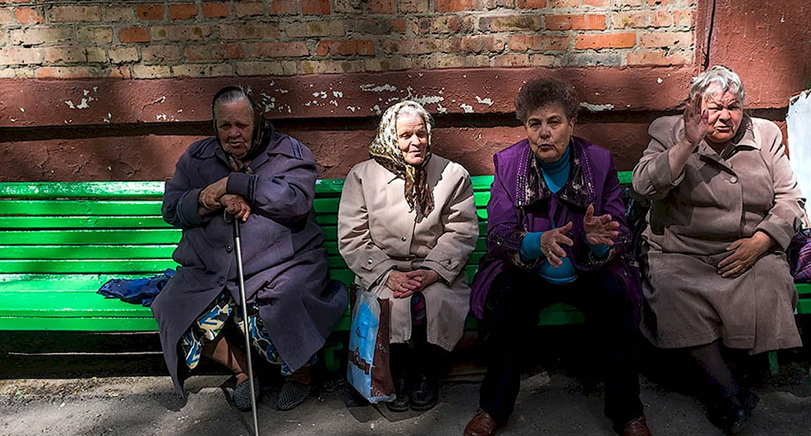 Бабушки у подъезда