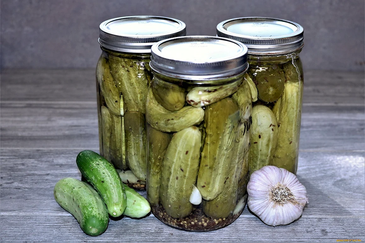 Банка маринованных огурцов
