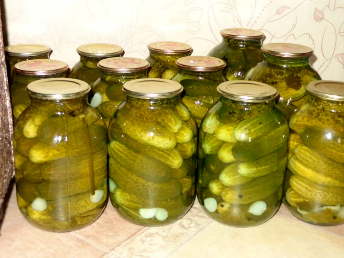 Банки с огурцами