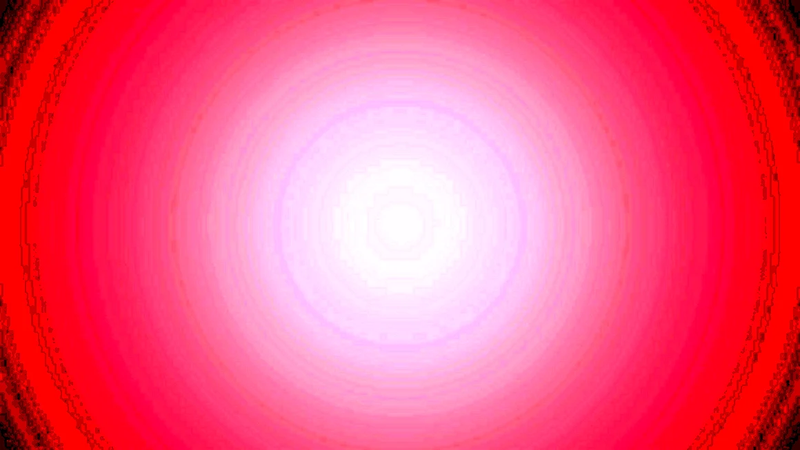 Бледно розовый