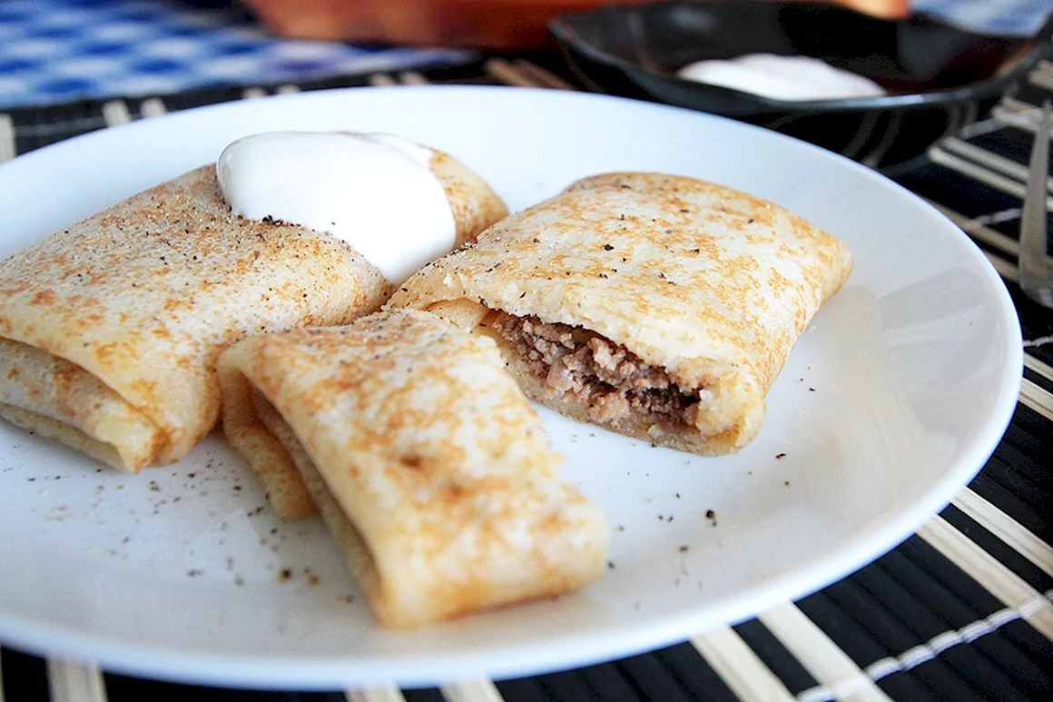 Блинчики с мясом и сметаной