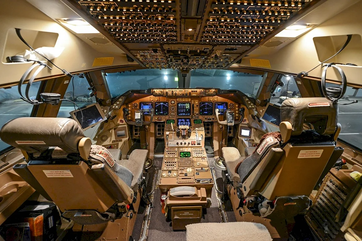 Боинг 747 кокпит