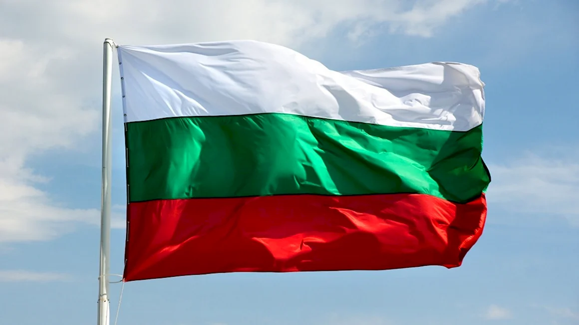 Болгария флаг на фоне города