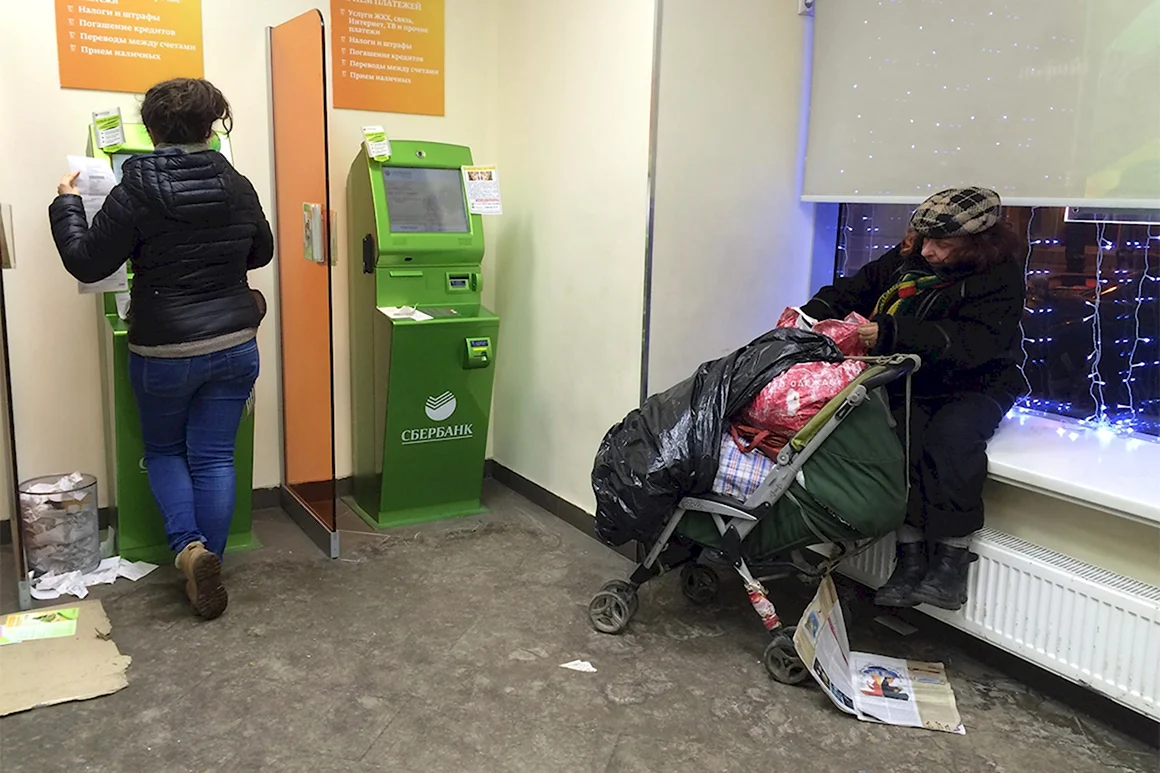 Бомжи в банкомате Сбербанка