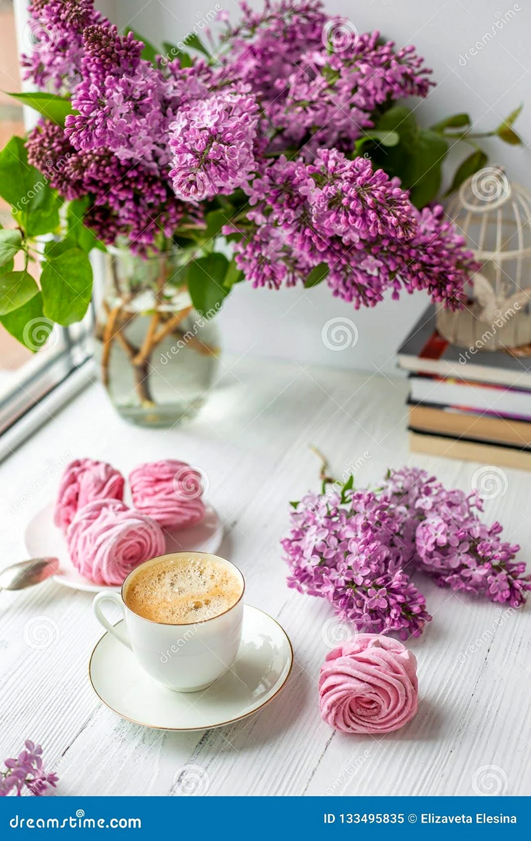 Букет сирени и чашка кофе