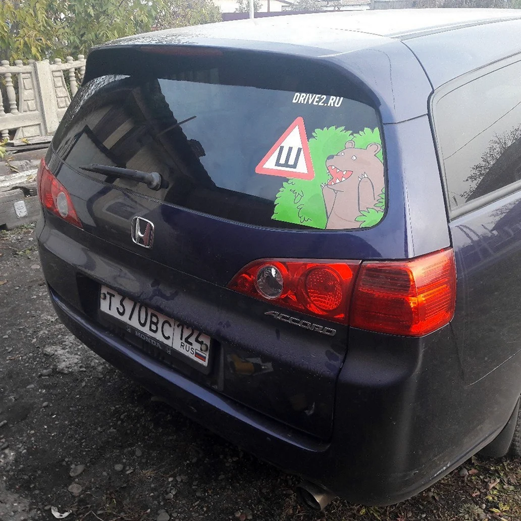 Буква ш на заднем стекле