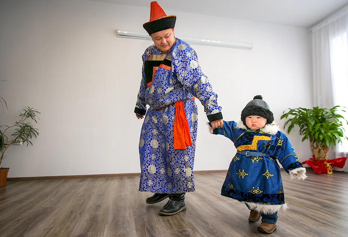 Бурятский национальный костюм дэгэл