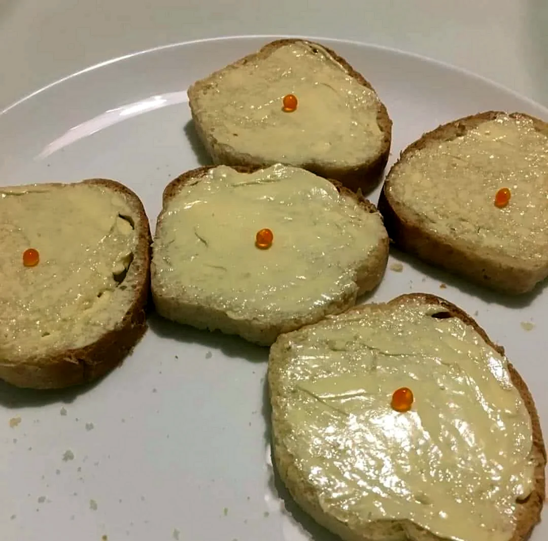 Бутерброд с икринкой