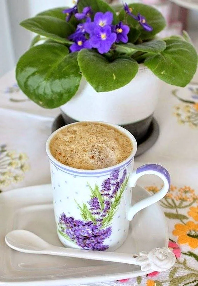 Чашка утреннего кофе с фиалками