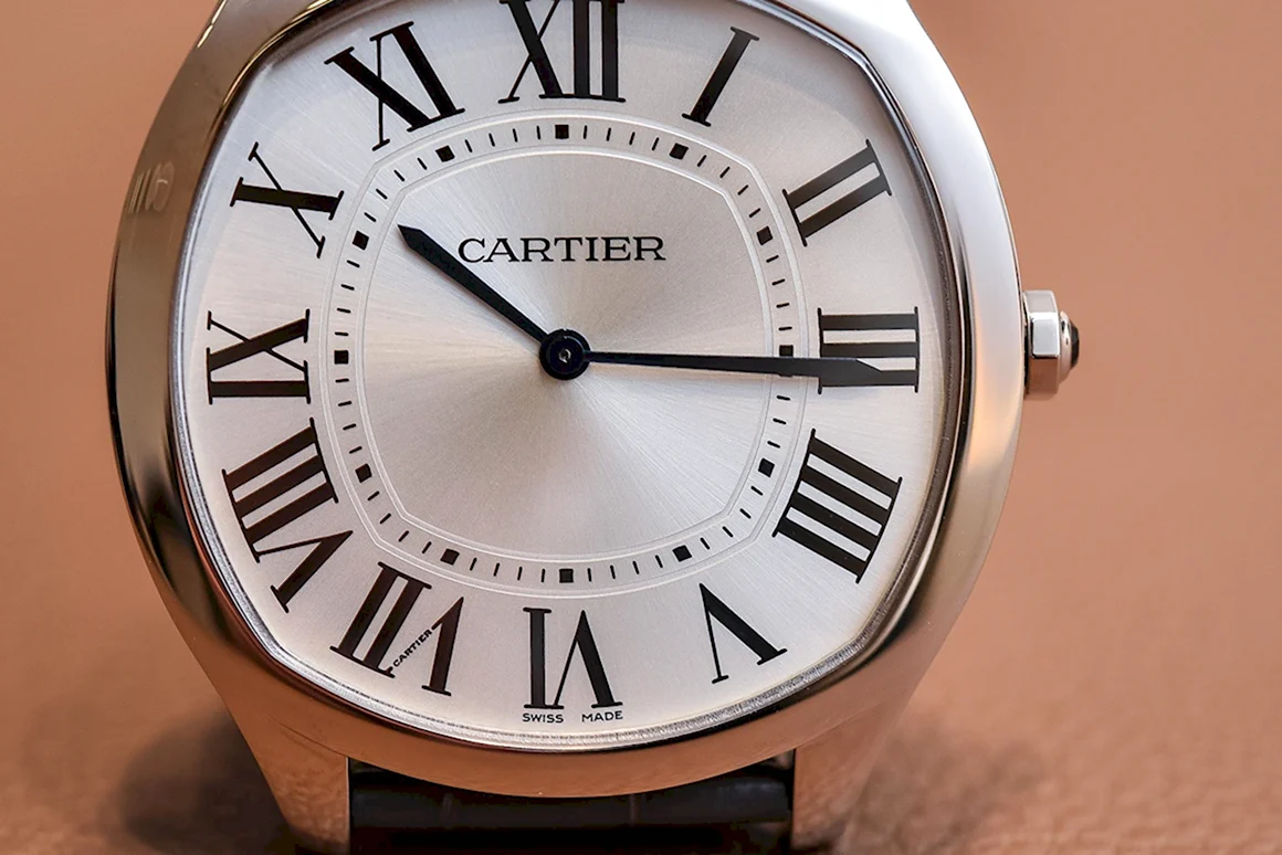 Часы Cartier с римскими цифрами