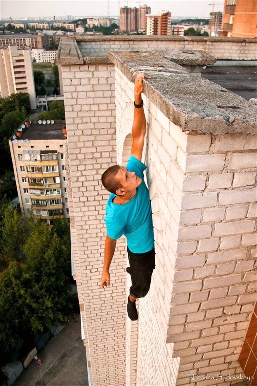 Человек висит на крыше