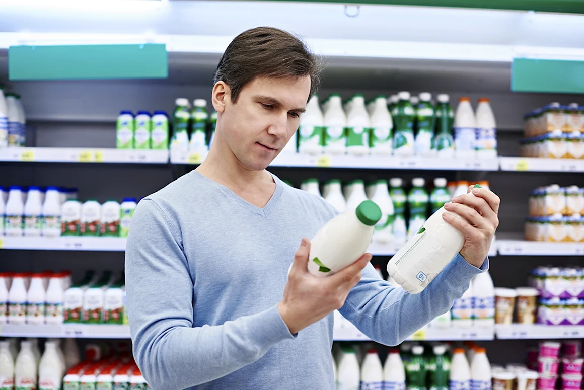 Человек выбирает продукты