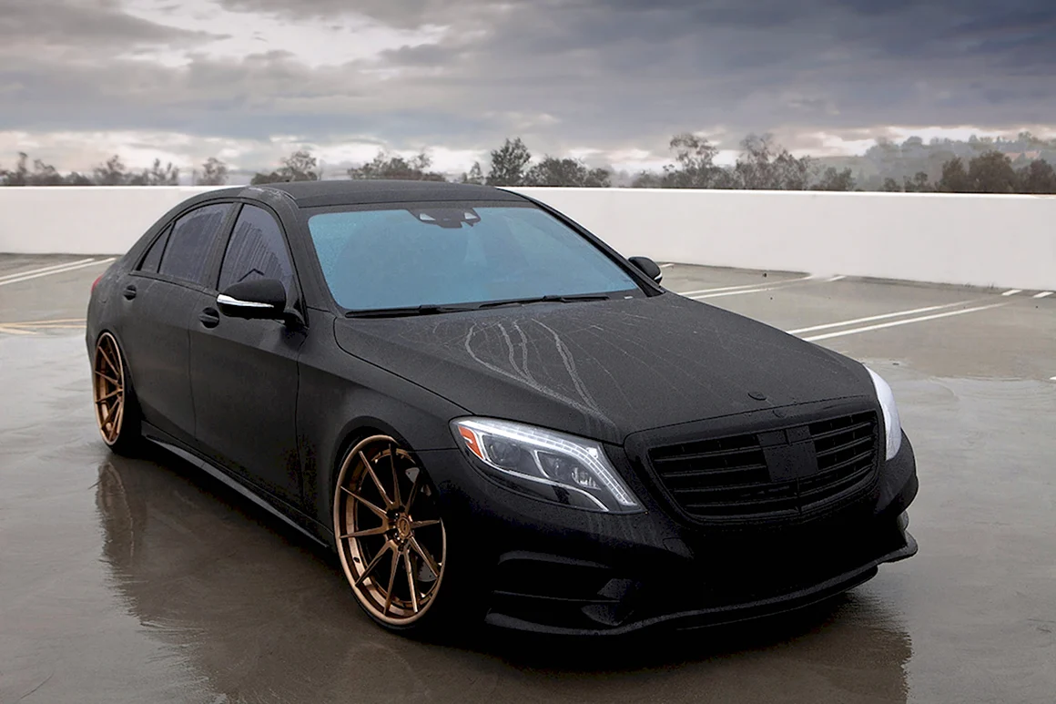 Черный Мерседес Бенц s550