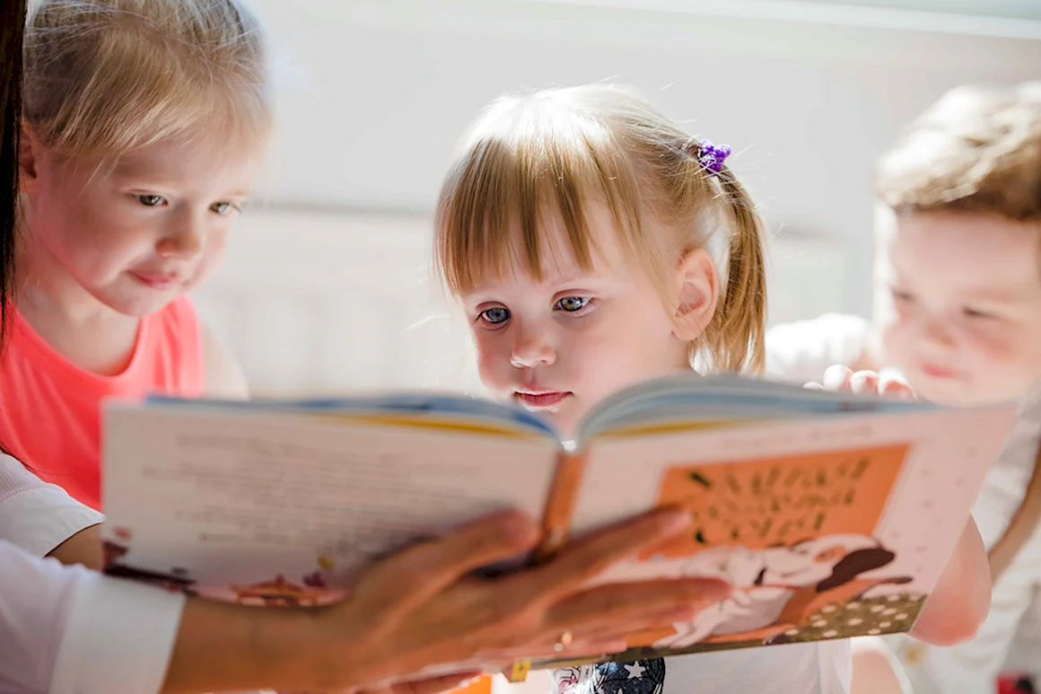 Чтение книг в детском саду