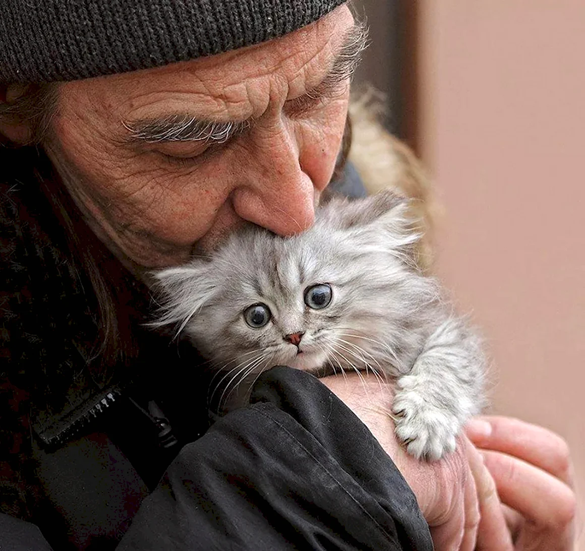 Дедушка с котом