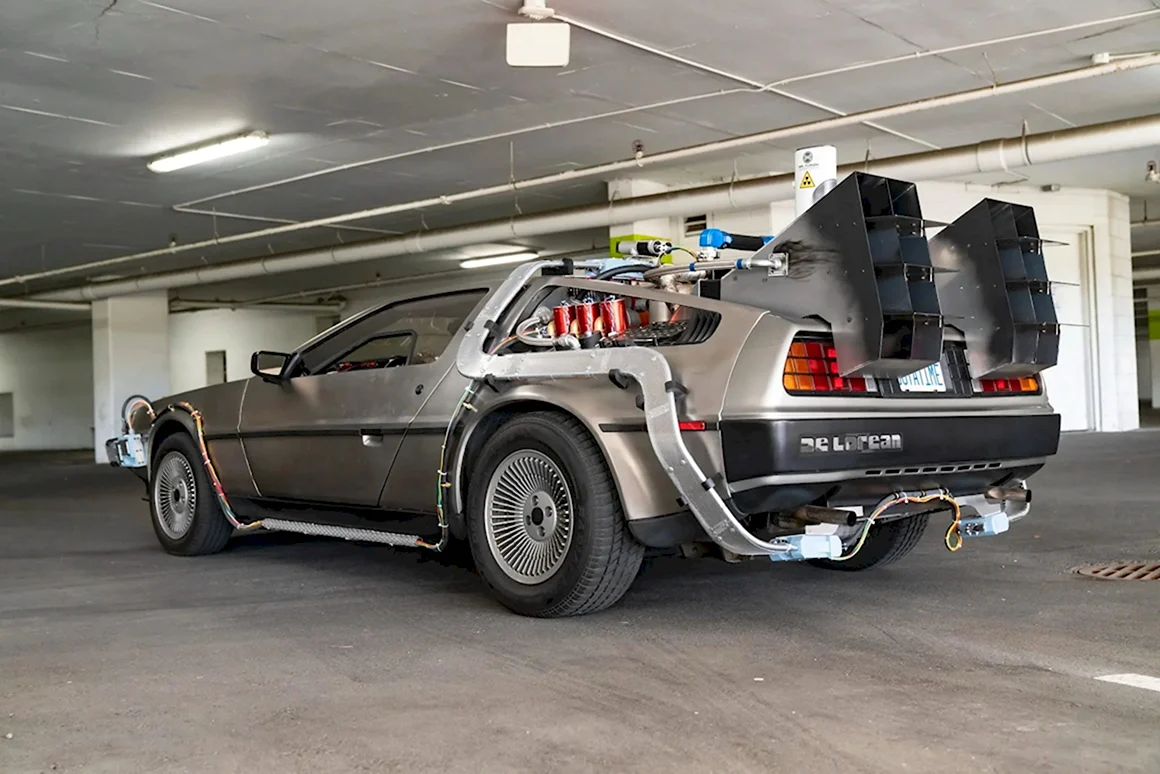 DELOREAN DMC-12 назад в будущее