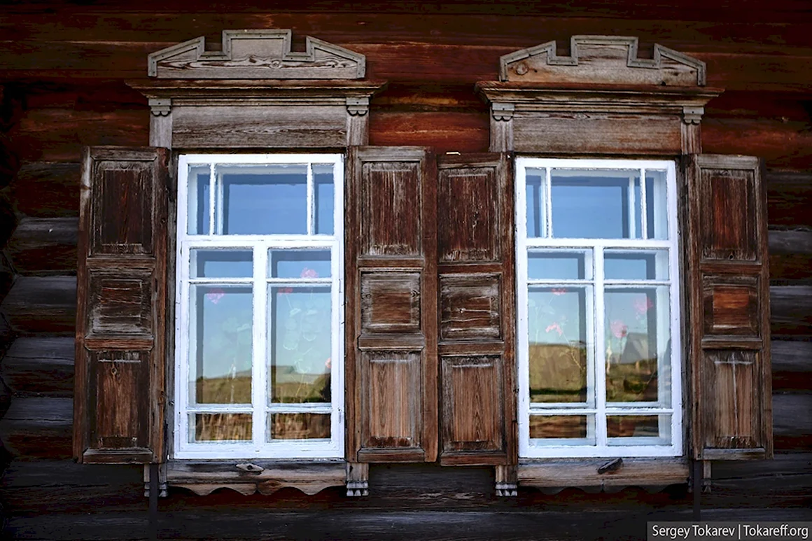 Деревенские окна с наличниками