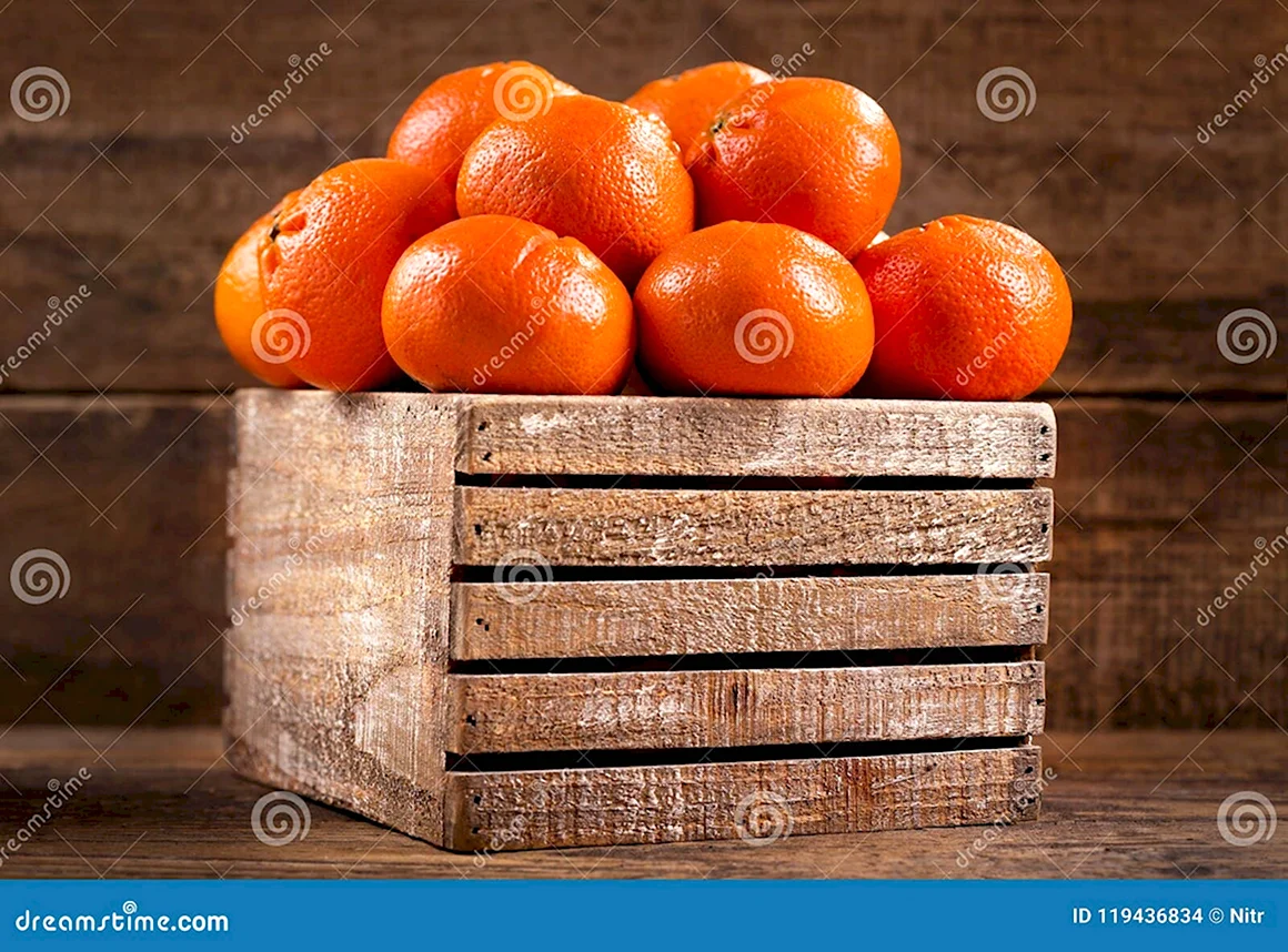 Деревянный ящик с мандаринами