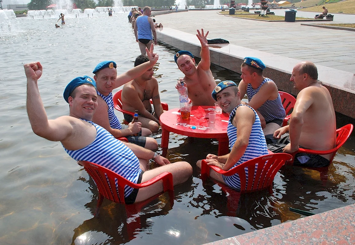 Десантники в фонтане