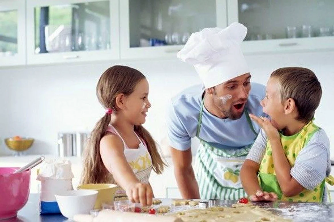 Дети и родители на кухне