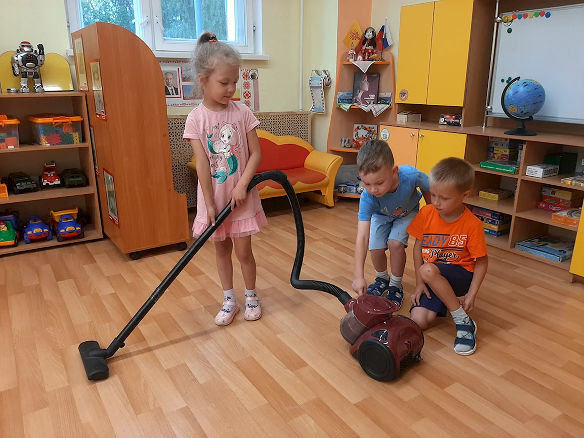 Дети интерес пылесосит