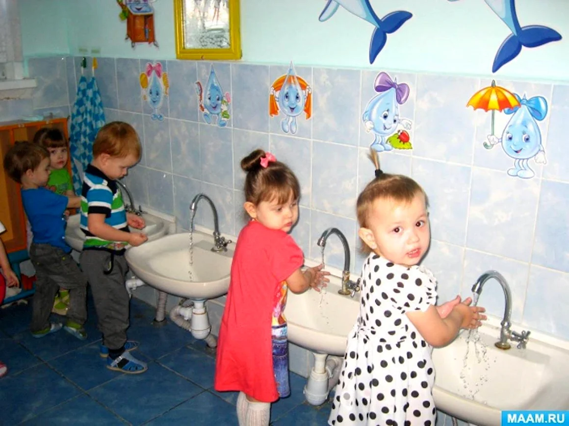Дети умываются в детском саду