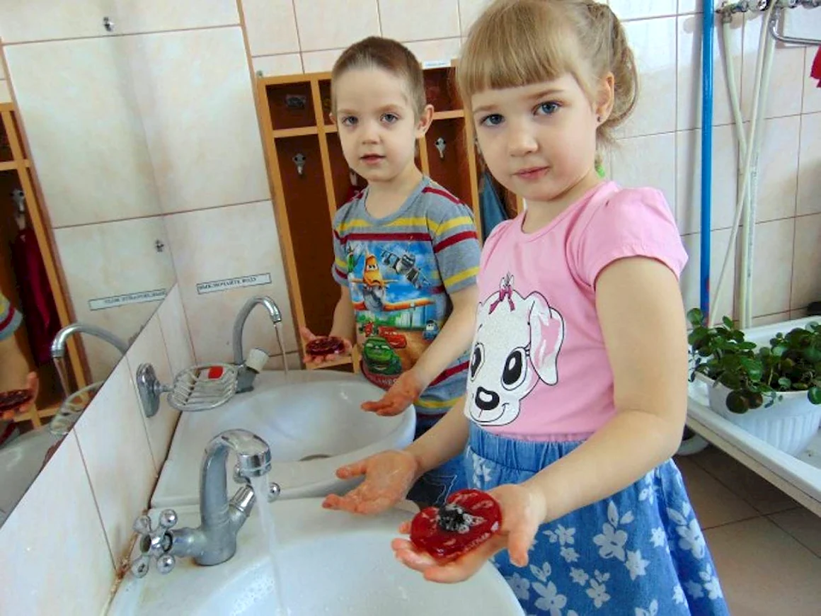 Дети умываются в детском саду