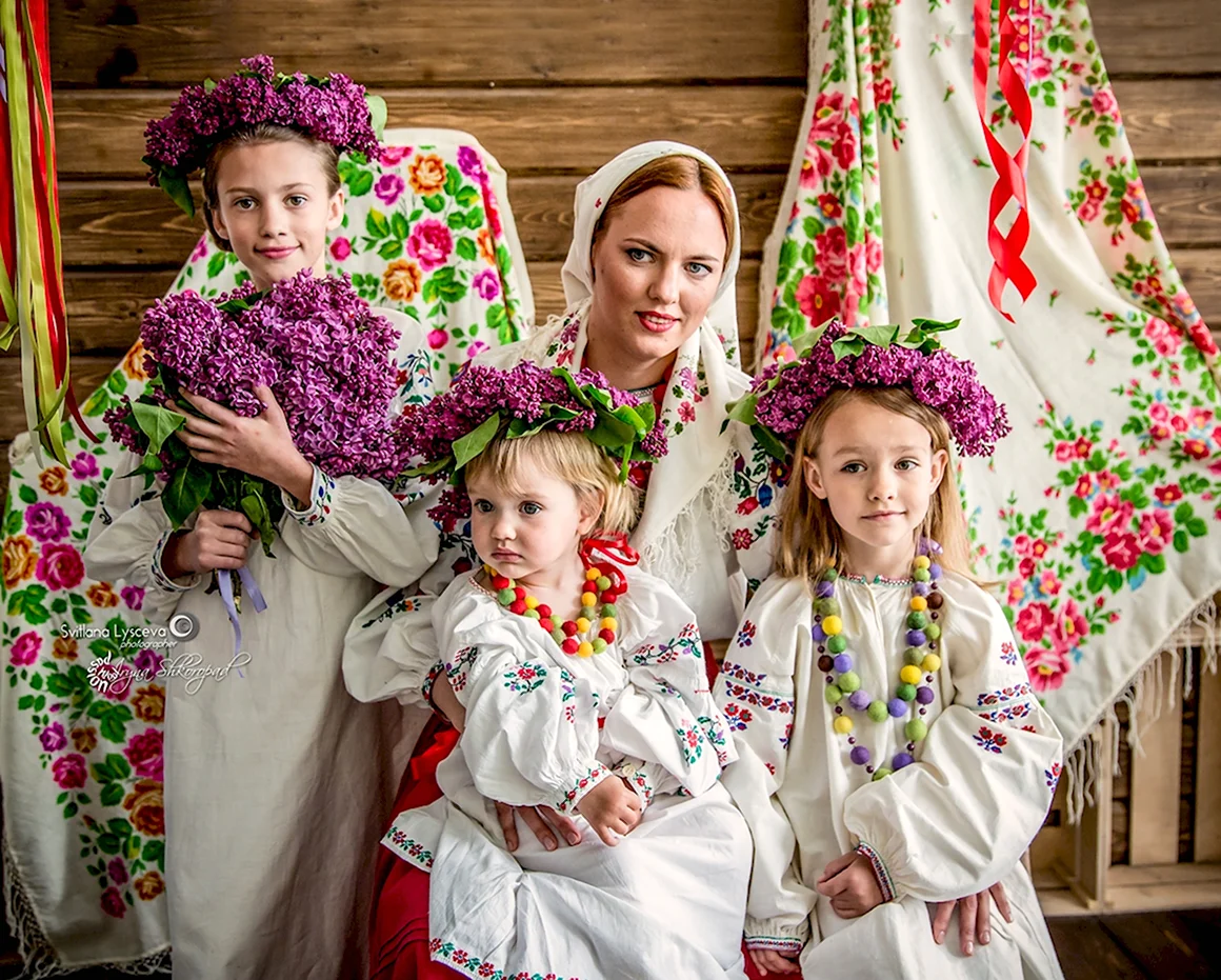 Дети в национальных костюмах