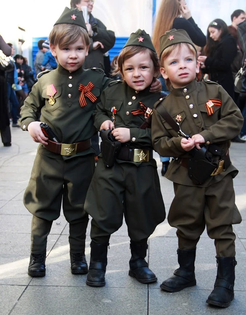 Дети в военной форме