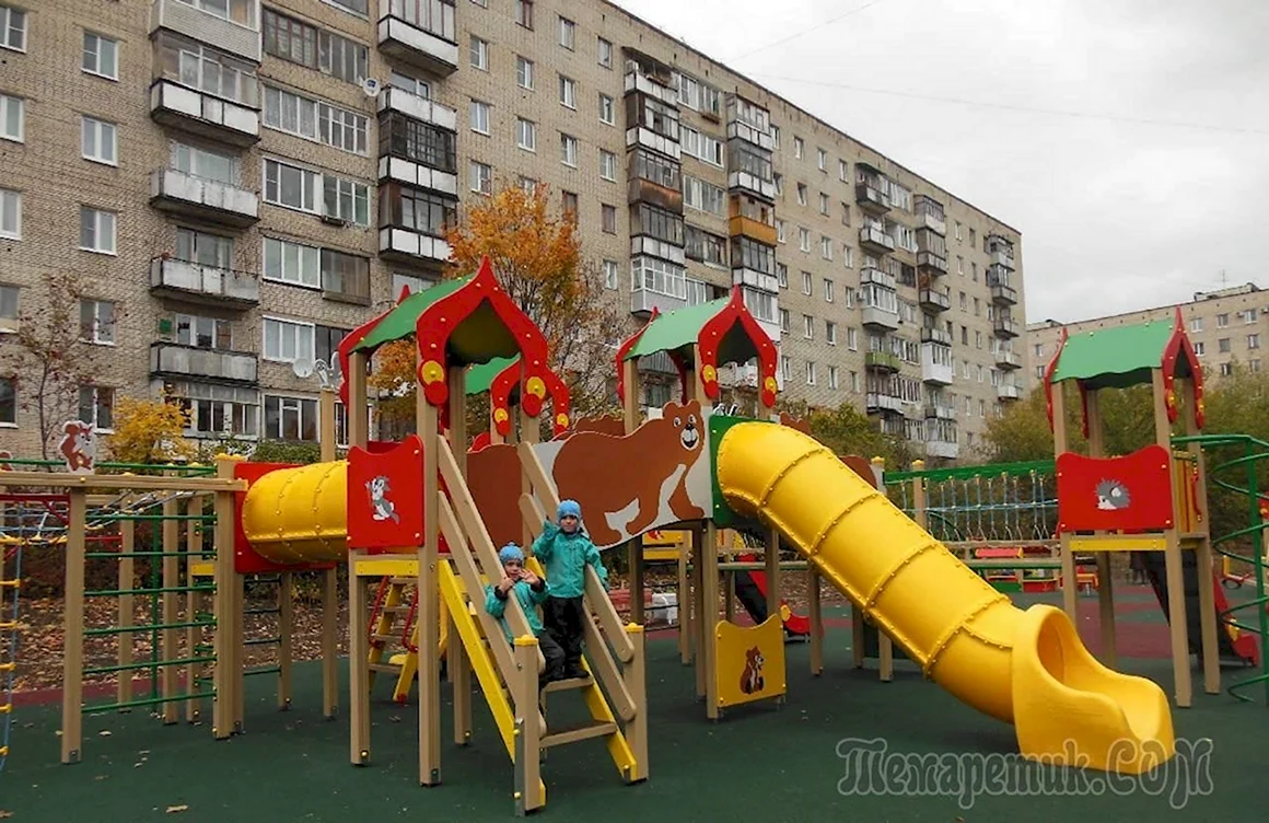 Детская площадка во дворе