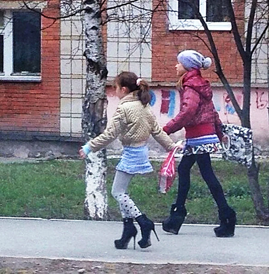 Девочка гуляет на улице