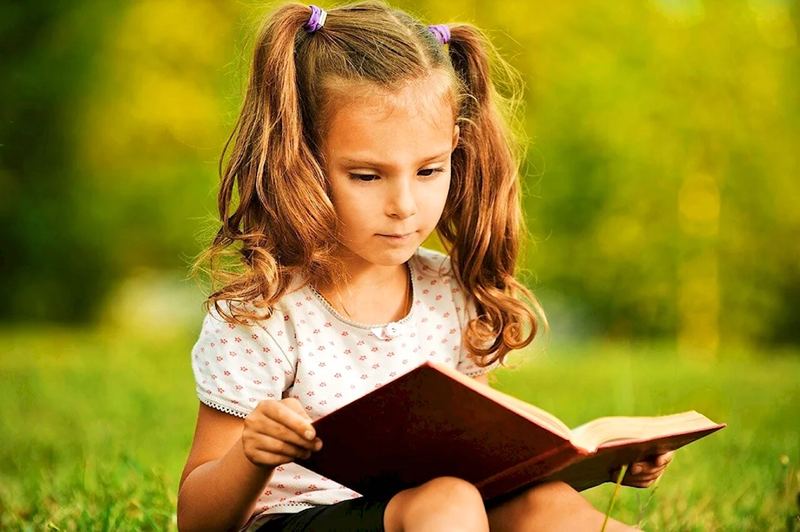Девочка с книжкой