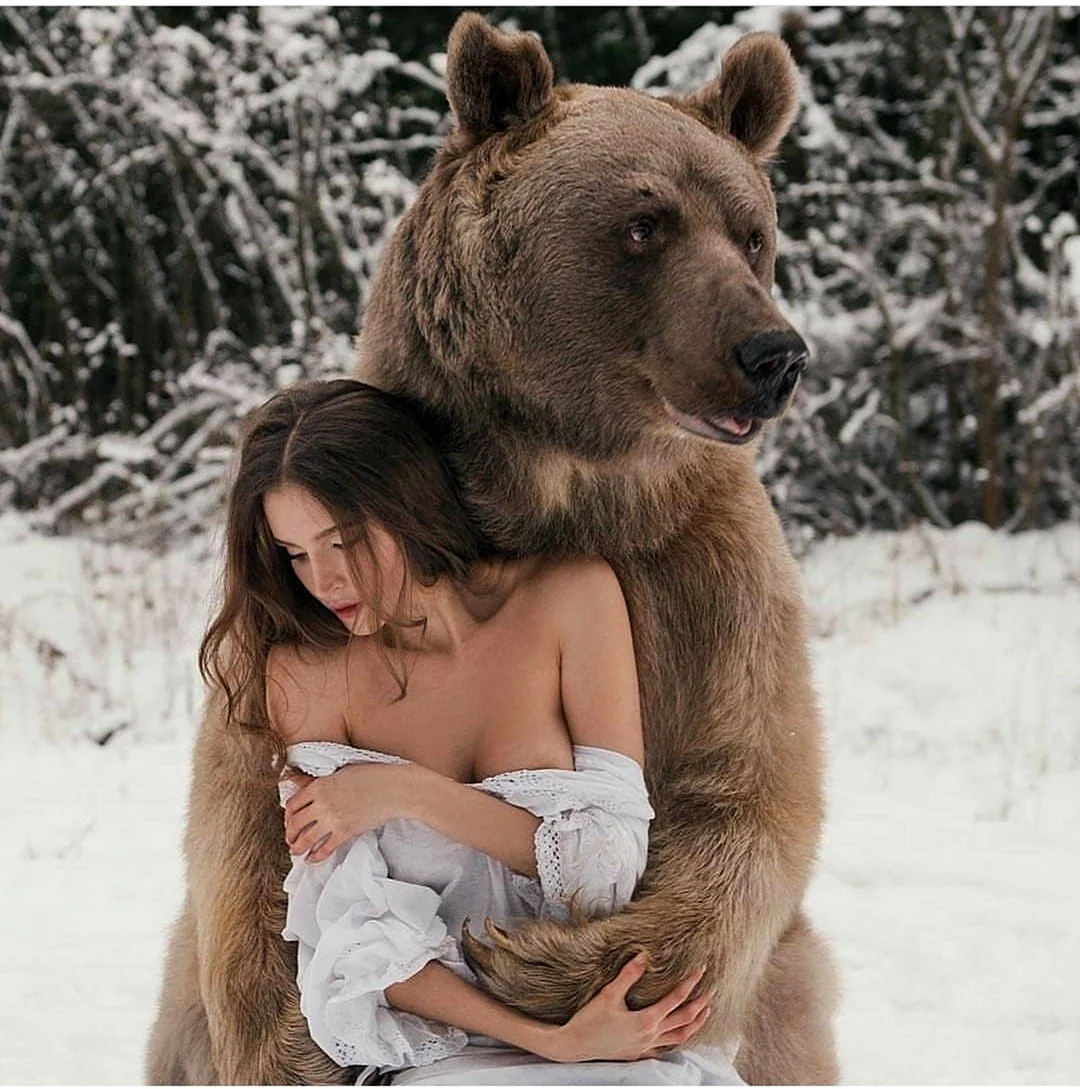 Девушка и медведь