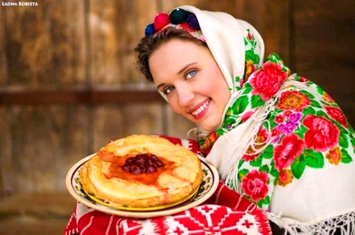 Девушка с блинами на Масленицу